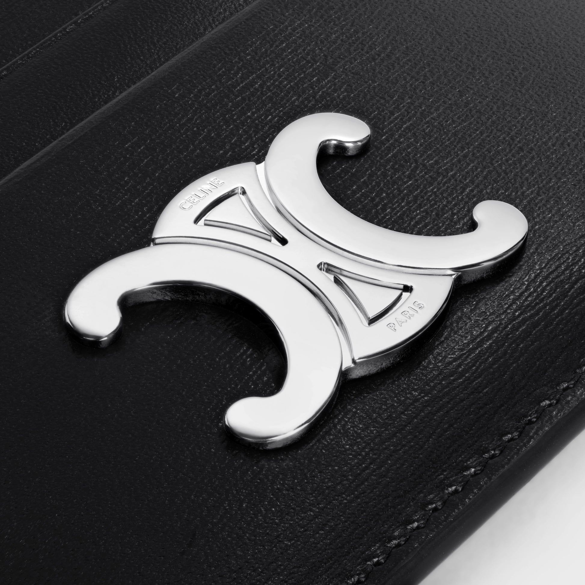 【CELINE 】 Triomphe in shiny calfskin card holder CELINE CARD HOLDER WITH FLAP TRIOMPHE IN BLACK SHINY