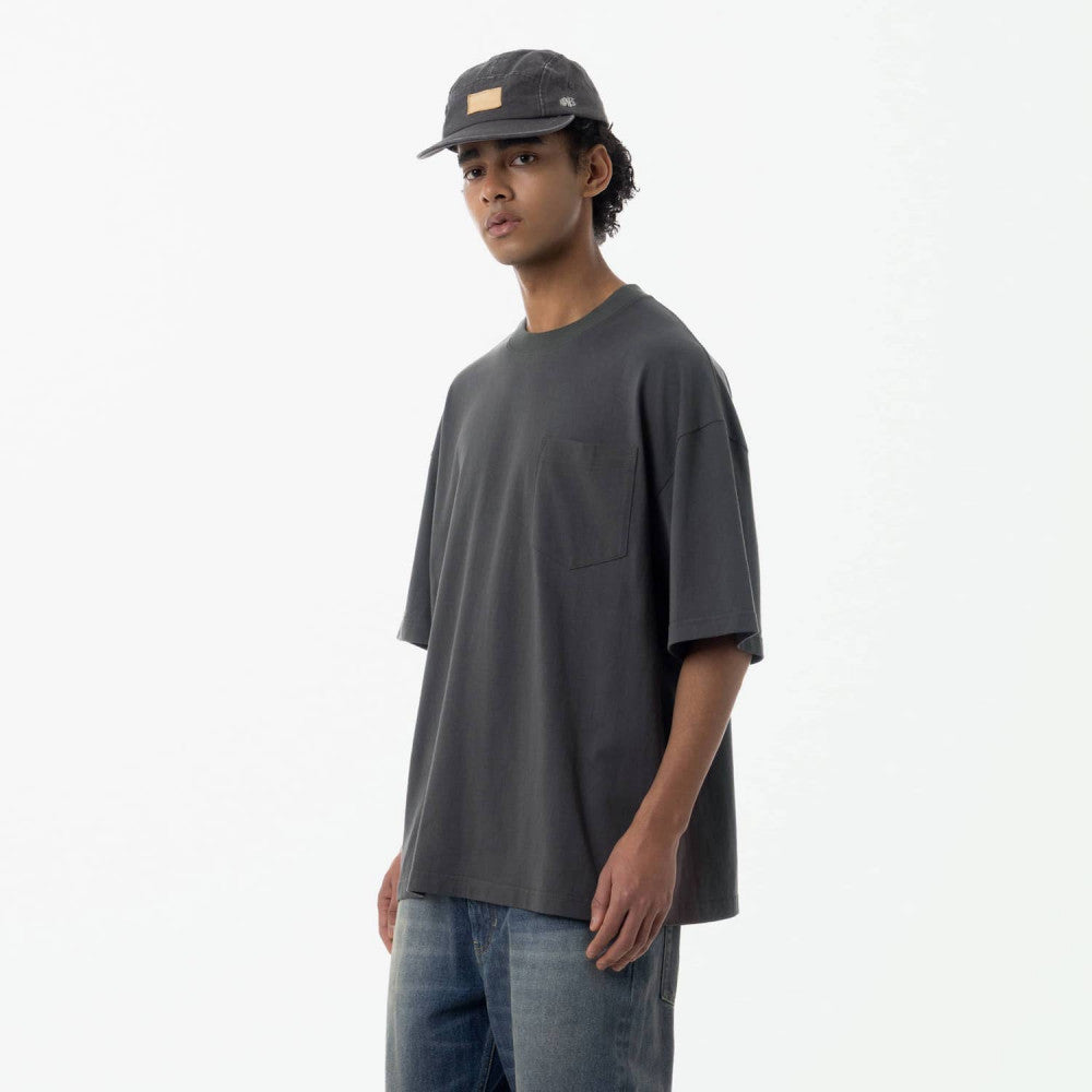 MADNESS STD. UNIFORM SCRIPT POCKET TEE