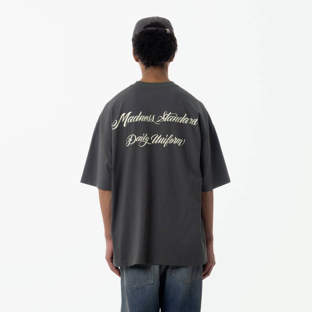 MADNESS STD. UNIFORM SCRIPT POCKET TEE