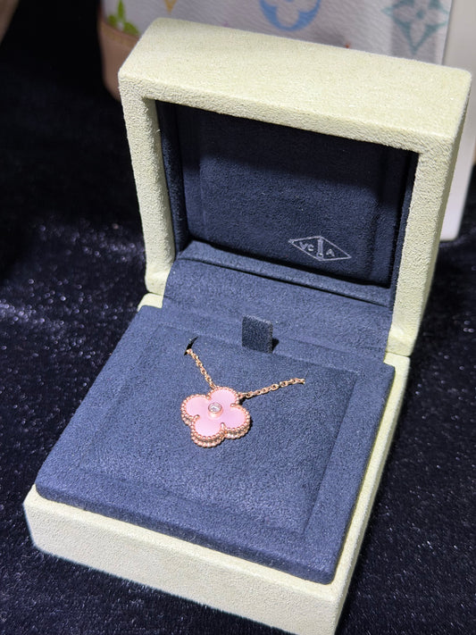 VAN CLEEF & ARPELS 2025 HOLIDAY VINTAGE ALHAMBRA PENDANT NECKLACE PINK MOTHER OF PEARL 18K ROSE GOLD HARDWARE & DIAMONDS(PRE-ORDER)