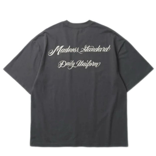 MADNESS STD. UNIFORM SCRIPT POCKET TEE